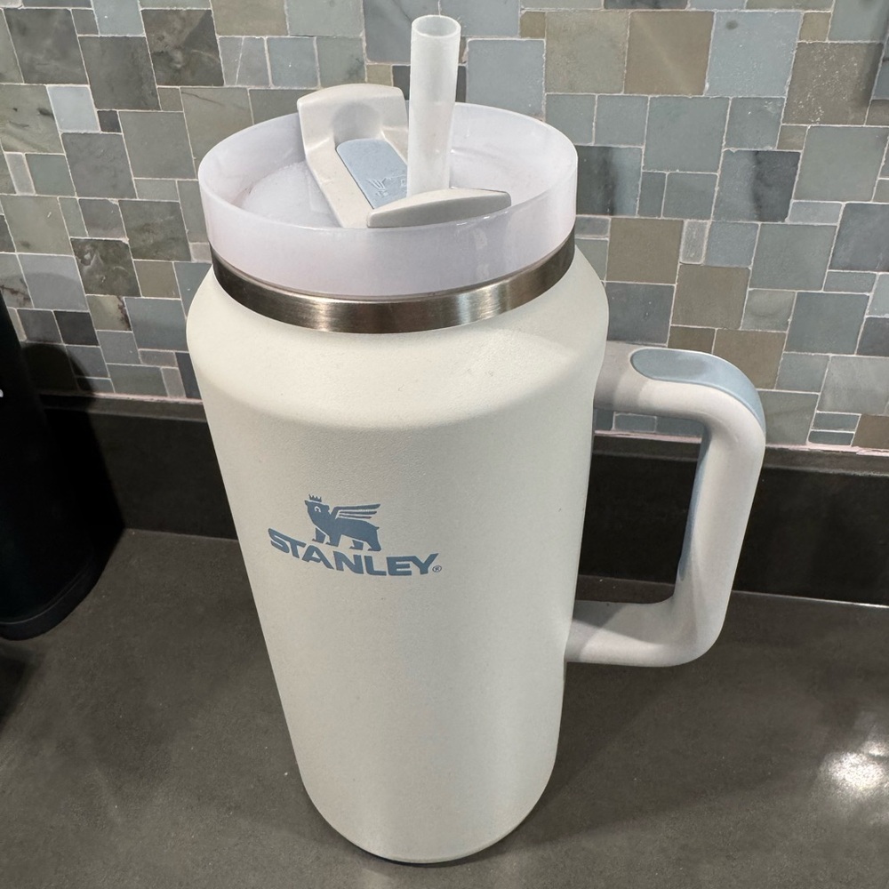 Stanley THE QUENCHER H2.0 FLOWSTATE™ TUMBLER | 64 OZ